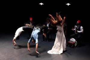 NOUS SOMMES PAREILS …/ ALI NOUS SOMMES PAREILS À CES CRAPAUDS QUI DANS L’AUSTÈRE NUIT DES MARAIS S’APPELLENT ET NE SE VOIENT PAS, PLOYANT À LEUR CRI D’AMOUR TOUTE LA FATALITÉ DE L’UNIVERS Ideazione Ali Thabet E Hedi Thabet direzione musicale Sofyann Ben Youssef di e con Artémis Stavridi, Mathurin Bolze, Hedi Thabet Musicisti Stefanos Filos, Ioannis Niarchos, Nidhal Yahyaoui, Charis Tsalpara Suono Jérôme Fèvre, Luci Ana SamoilovichProduzione Ali Thabet, Hedi Thabet e La Compagnie Mpta in Coproduzione con Célestins – Théâtre De Lyon, Théâtre Du Rond Point– Paris Produzione Ali Thabet, Hèdi Thabet e la Compagnia MptaIn Coproduzione con Célestins – Théâtre de Lyon, Théâtre du Rond Point – Pariscon il sostegno di Théâtre National – Bruxelles, La Cascade – Pnc Rhône-Alpes et du Bois de L’aune – Communauté Du Pays D’aixALI di e con Mathurin Bolze e Hedi Thabet Musicisti Stefanos Filos, Ioannis Niarchos Suono Jérôme Fèvre, Luci Ana SamoilovichProduzione Compagnie Mpta con il sostegno di La Brèche – Pnc Basse Normandie, Le Studio Lucien – Lyon, Les Nouvelles Subsistances – LyonDATE 12, 13 Luglio (ore 23) | LUOGO  Teatro Nuovo Durata 1h 15 min | Lingua spettacolo senza uso di parole Paese FRANCIA  PRIMA NAZIONALE