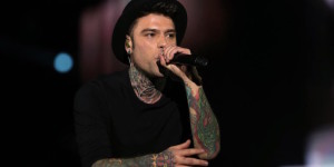 Fedez si esibisce al forum di Assago a Milano in occasione della finale della nona edizione italiana di X Factor, 10 dicembre 2015. ANSA / MATTEO BAZZI